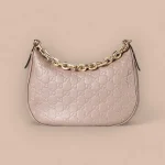 GUCCI GG Emblem中號黑色粒面肩揹包-820453