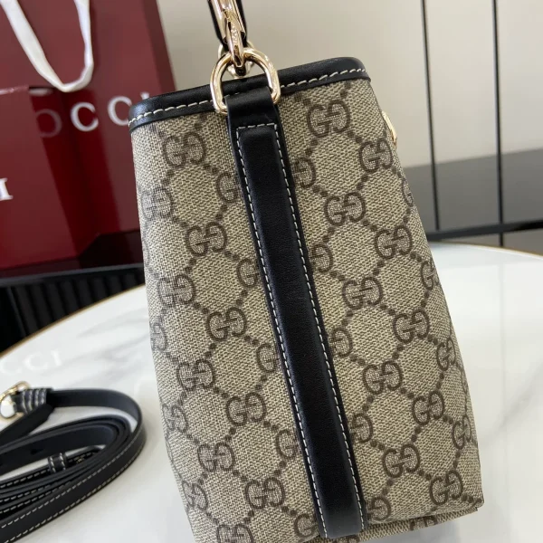 GUCCI GG Emblem迷你米棕皮革水桶包-815118：圖片 6