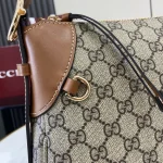 GUCCI GG Emblem中號黑色皮革肩揹包-815216：圖片 6