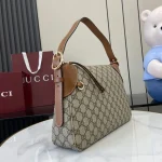 GUCCI GG Emblem中號黑色皮革肩揹包-815216：圖片 3