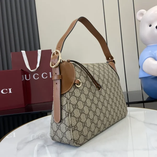 GUCCI GG Emblem中號黑色皮革肩揹包-815216：圖片 3