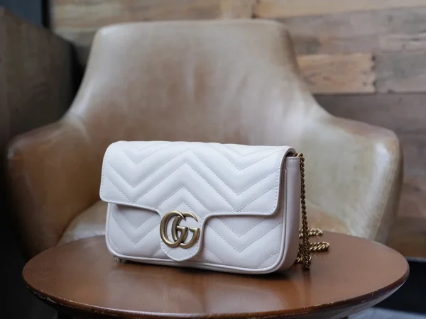 GUCCI GG Marmont黑色漆皮斜背包-751526：圖片 4