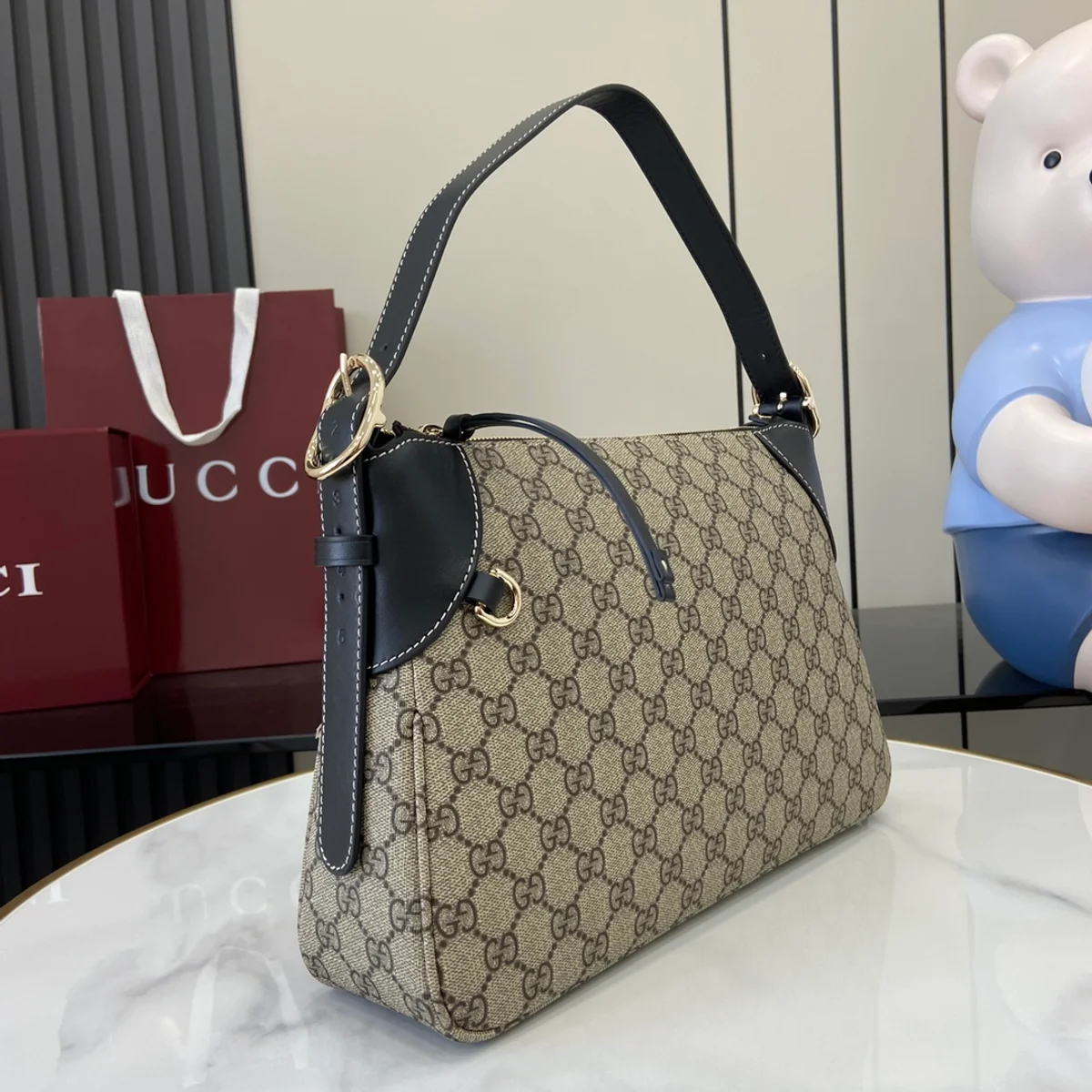 GUCCI GG Emblem中號米棕皮革肩揹包-815216 3 GUCCI GG Emblem中號米棕皮革肩揹包-815216
