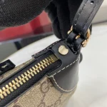 GUCCI GG Emblem小號米棕帆布肩揹包-815218：圖片 9
