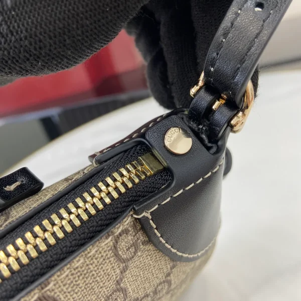 GUCCI GG Emblem小號米棕帆布肩揹包-815218：圖片 9