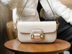 GUCCI Horsebit 1995白色皮革斜背包-735178：圖片 3