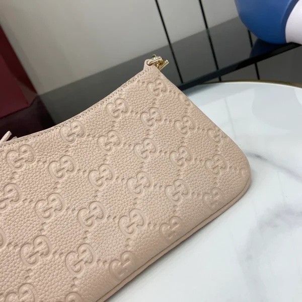 GUCCI GG Emblem迷你黑色皮革斜揹包-815278：圖片 7