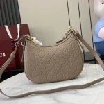 GUCCI GG Emblem小號黑色粒面肩揹包-815409：圖片 4