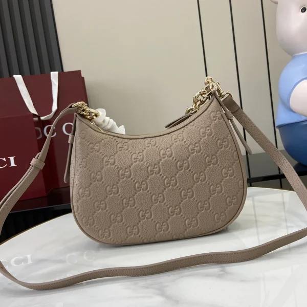 GUCCI GG Emblem小號黑色粒面肩揹包-815409：圖片 4