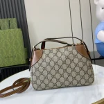 GUCCI GG Emblem小號米棕帆布斜揹包-815218：圖片 4