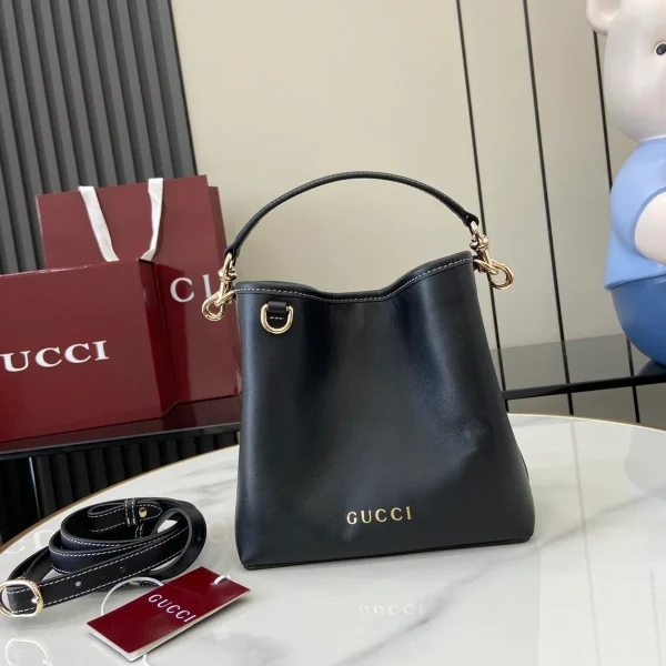 GUCCI GG Emblem迷你米棕帆布水桶包-815118：圖片 2