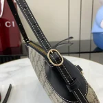 GUCCI GG Emblem小號米棕帆布肩揹包-815218：圖片 7