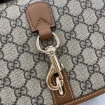 GUCCI GG Emblem迷你米棕帆布斜揹包-815211：圖片 8