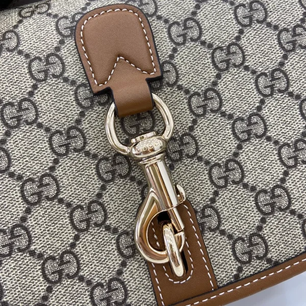 GUCCI GG Emblem迷你米棕帆布斜揹包-815211：圖片 8