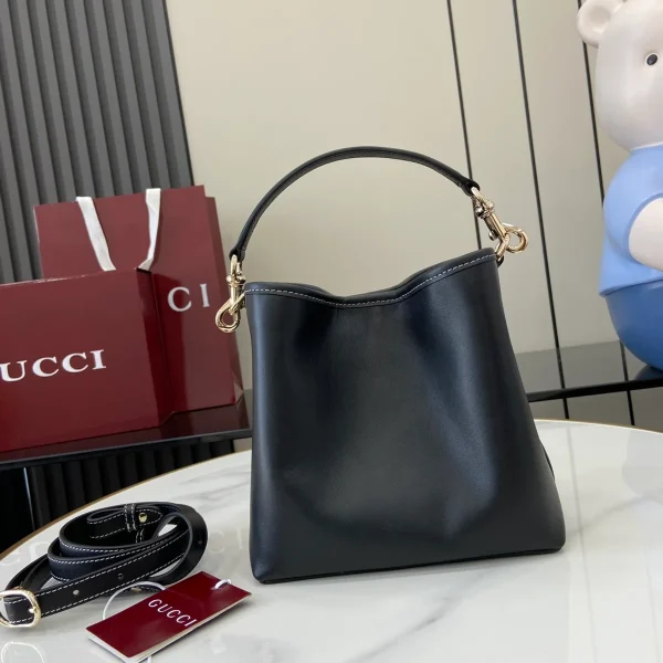GUCCI GG Emblem迷你米棕帆布水桶包-815118：圖片 4