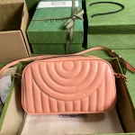 GUCCI GG Marmont小號黑色紋斜揹包-447632：圖片 3