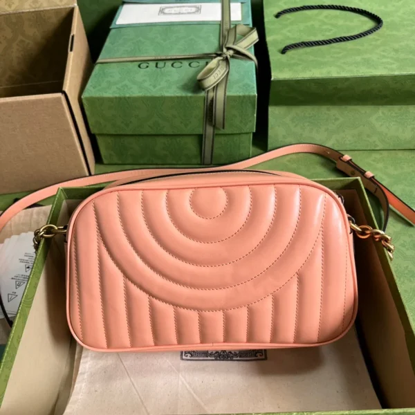 GUCCI GG Marmont小號黑色紋斜揹包-447632：圖片 3