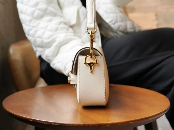 GUCCI Horsebit 1995白色皮革斜背包-735178：圖片 5