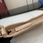 GUCCI GG Emblem迷你淺粉粒面皮革斜揹包-815278：圖片 9