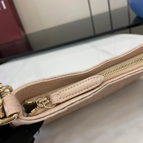 GUCCI GG Emblem迷你淺粉粒面皮革斜揹包-815278：圖片 9