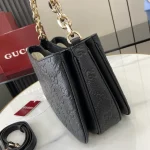 GUCCI GG Emblem迷你黑色皮革斜揹包-815263：圖片 6