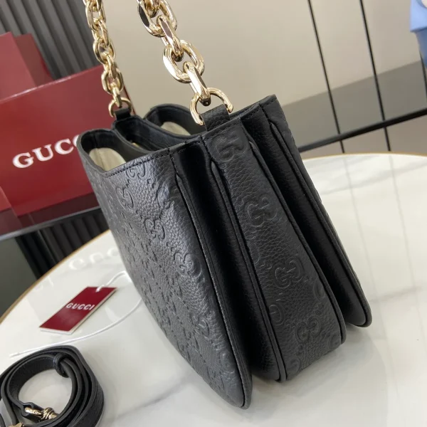 GUCCI GG Emblem迷你黑色皮革斜揹包-815263：圖片 6