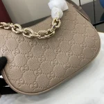 GUCCI GG Emblem小號黑色粒面肩揹包-815409：圖片 7