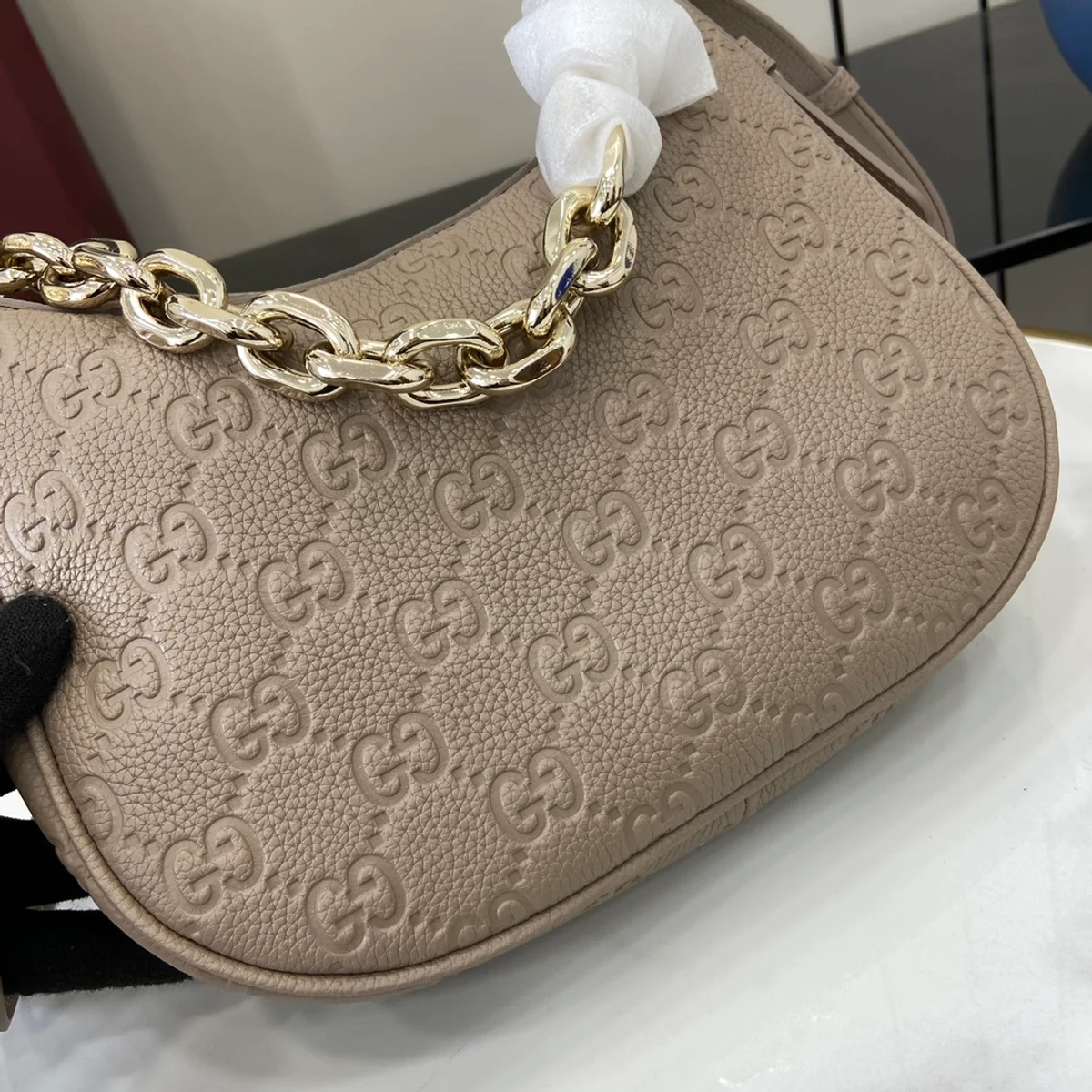 GUCCI GG Emblem小號黑色粒面肩揹包-815409 7 GUCCI GG Emblem小號黑色粒面肩揹包-815409