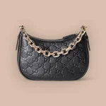 GUCCI GG Emblem小號灰褐粒面斜揹包-815409