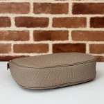 GUCCI GG Emblem中號黑色粒面肩揹包-820453：圖片 5