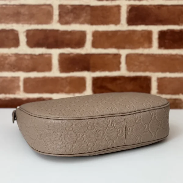 GUCCI GG Emblem中號黑色粒面肩揹包-820453：圖片 5