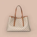 GUCCI GG Emblem中號米棕皮革手提包-815213