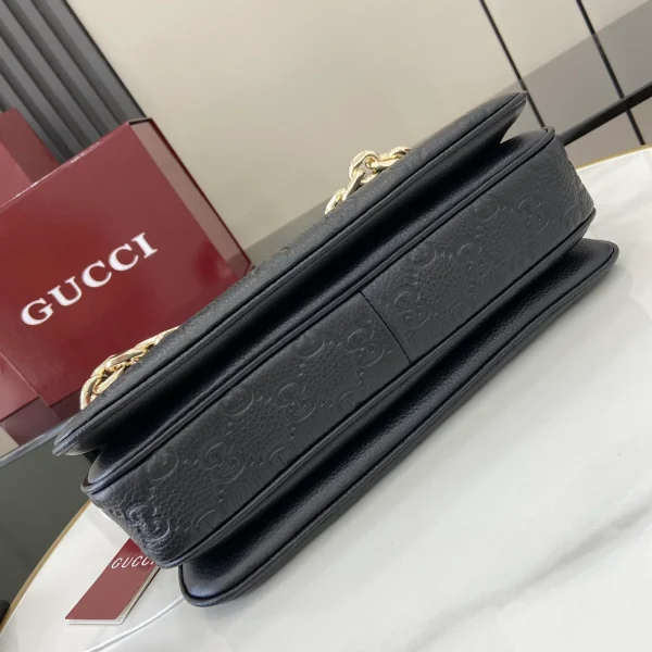 GUCCI GG Emblem迷你黑色皮革斜揹包-815263：圖片 5