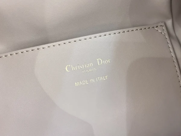 Dior Caro 粉米羊皮雙肩背包中號MM：圖片 10