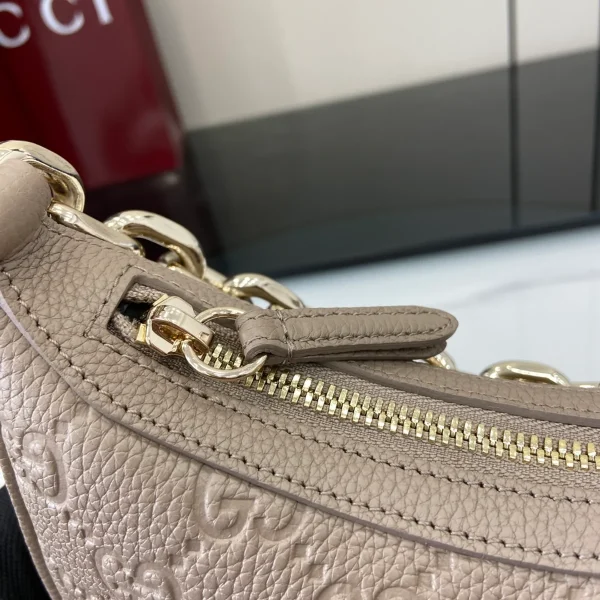 GUCCI GG Emblem小號黑色粒面肩揹包-815409：圖片 8