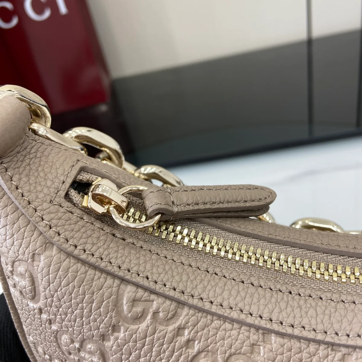 GUCCI GG Emblem小號黑色粒面肩揹包-815409 8 GUCCI GG Emblem小號黑色粒面肩揹包-815409