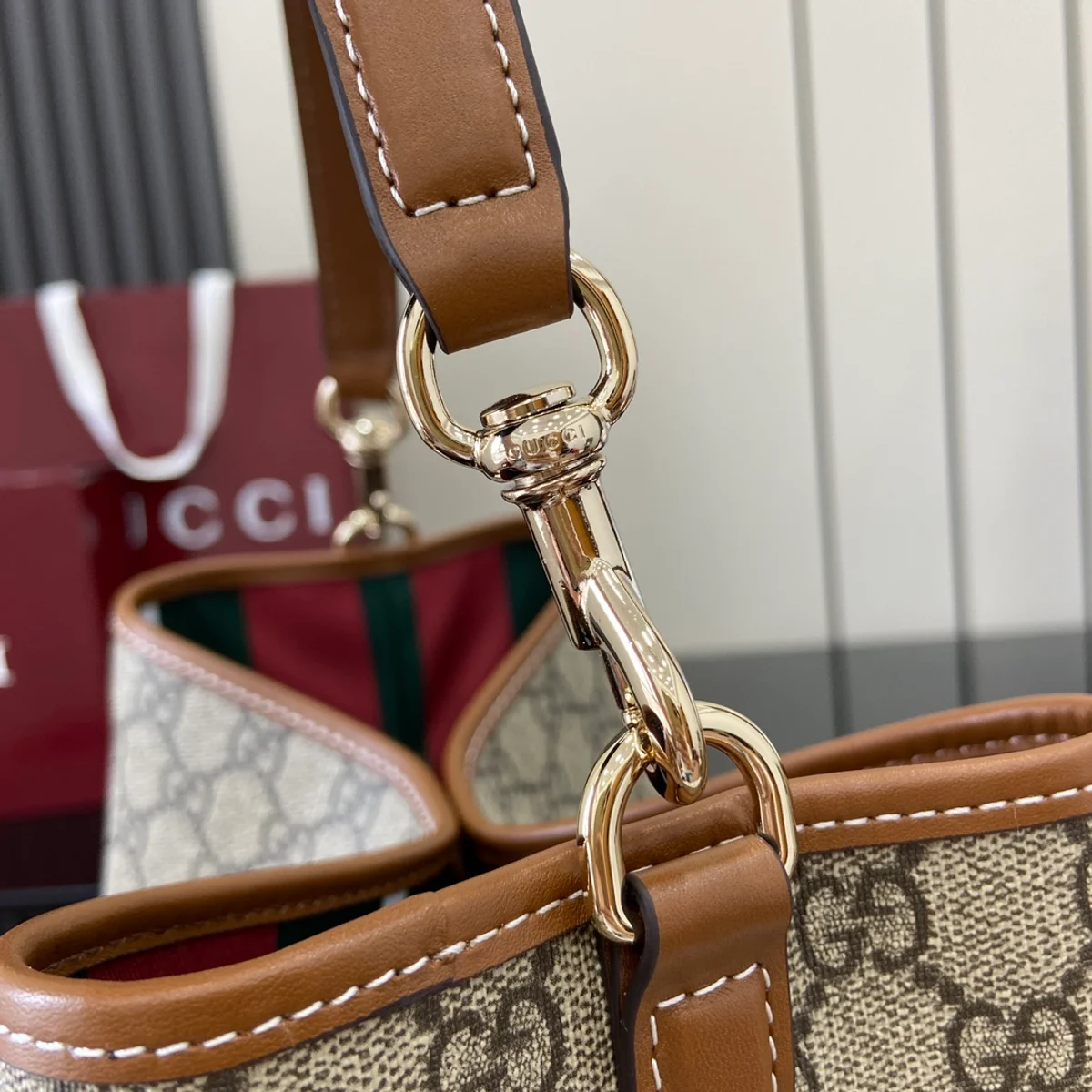 GUCCI GG Emblem小號米棕帆布肩揹包-815103 8 GUCCI GG Emblem小號米棕帆布肩揹包-815103