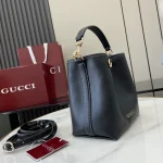 GUCCI GG Emblem迷你米棕帆布水桶包-815118：圖片 3