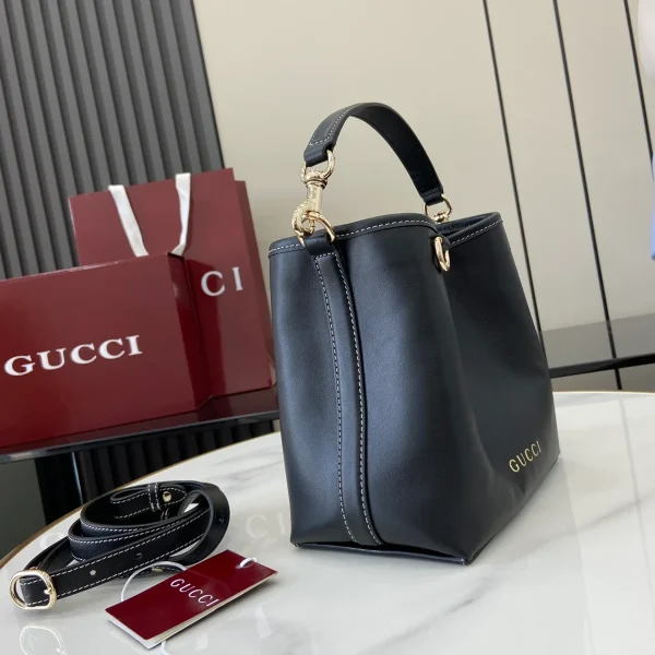 GUCCI GG Emblem迷你米棕帆布水桶包-815118：圖片 3