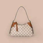 GUCCI GG Emblem小號米棕帆布斜揹包-815218