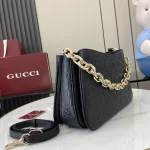 GUCCI GG Emblem迷你黑色皮革斜揹包-815263：圖片 3