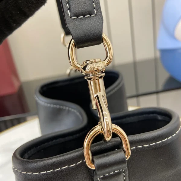 GUCCI GG Emblem迷你米棕帆布水桶包-815118：圖片 6
