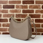 GUCCI GG Emblem中號黑色粒面肩揹包-820453：圖片 3