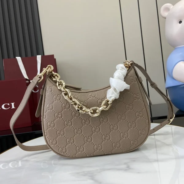 GUCCI GG Emblem小號黑色粒面肩揹包-815409：圖片 2
