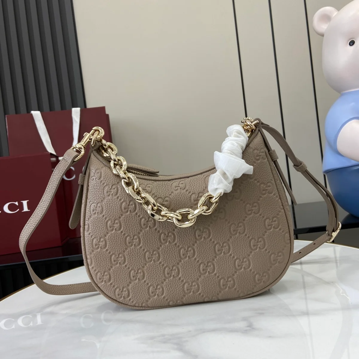 GUCCI GG Emblem小號黑色粒面肩揹包-815409 2 GUCCI GG Emblem小號黑色粒面肩揹包-815409
