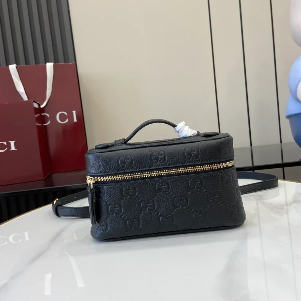 GUCCI GG Emblem迷你黑色粒面超迷你包-815949：圖片 2