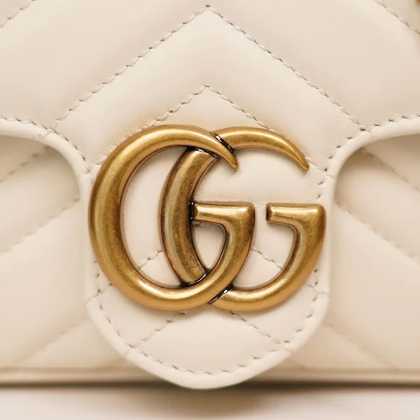GUCCI GG Marmont迷你黑漆皮斜揹包-476433：圖片 10
