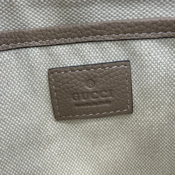GUCCI GG Emblem中號灰褐皮革肩揹包-815277：圖片 10