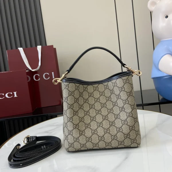 GUCCI GG Emblem迷你米棕皮革水桶包-815118：圖片 4