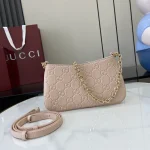 GUCCI GG Emblem迷你黑色皮革斜揹包-815278：圖片 2